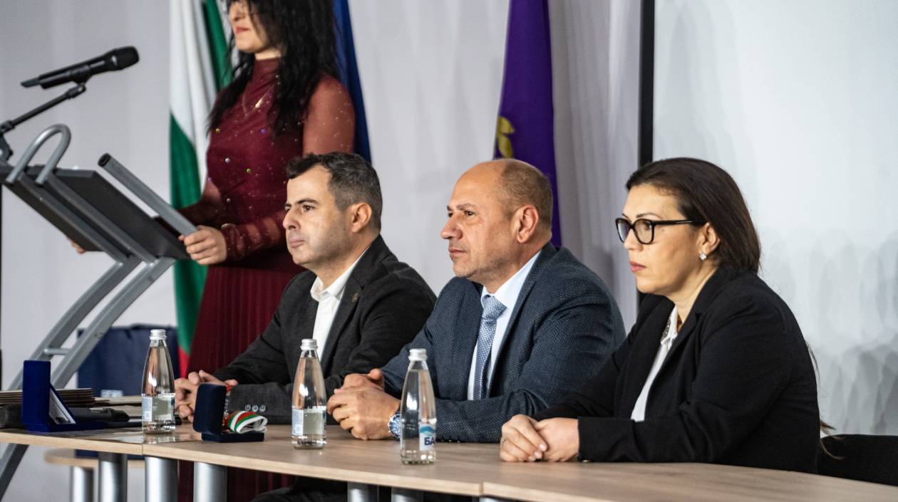 ТЪРЖЕСТВЕНО ВРЪЧВАНЕ НА ДИПЛОМИТЕ НА ВИПУСК 2025 г.  В ТЕХНИЧЕСКИ КОЛЕЖ – ЛОВЕЧ